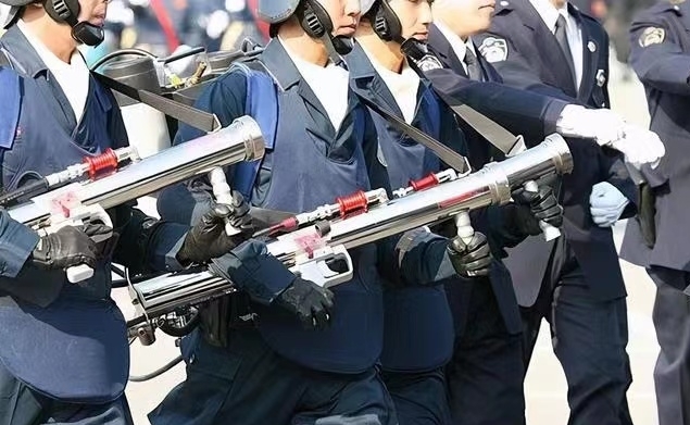 日本千葉縣警機動隊配備便攜高壓水槍
