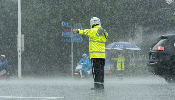 悶濕退散！復合布執(zhí)勤雨衣助您輕松應對梅雨季